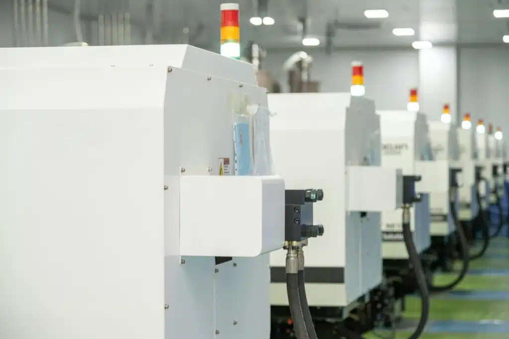 Selektiver Fokus einer Formmaschine in einer Fabrik für die Herstellung von medizinischem Material